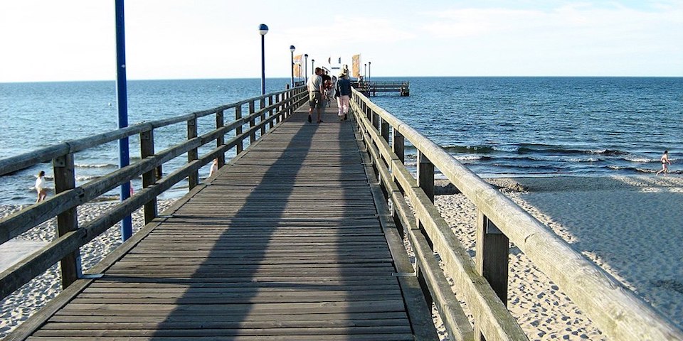 Seebrücke am Strand der Ostsee in Zingst