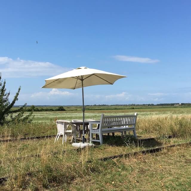 Bahndamm Sitzgruppe mit Ausblick